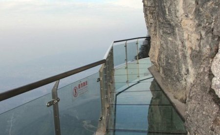 Хятадад 300 метр урт шилэн гүүр барьжээ